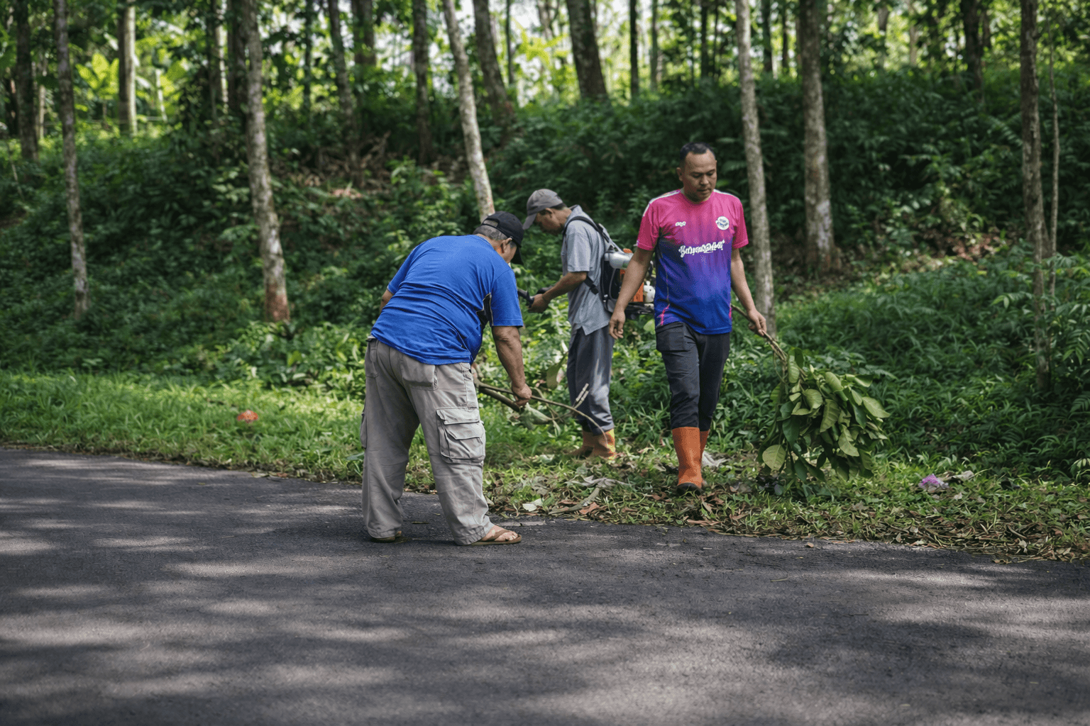Kegiatan Ngosrek Sepanjang Jalan Waduk Cirata